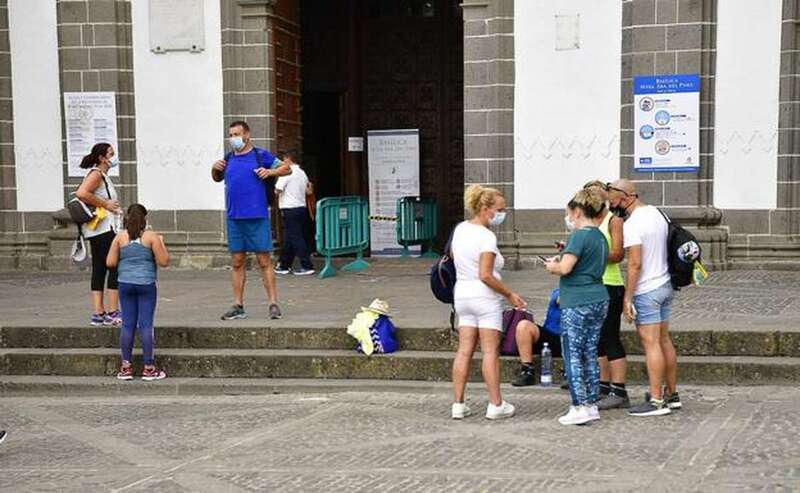 Peregrinos a las puertas de la Basílica de Teror (Foto Arcadio Suárez / Canarias7)
